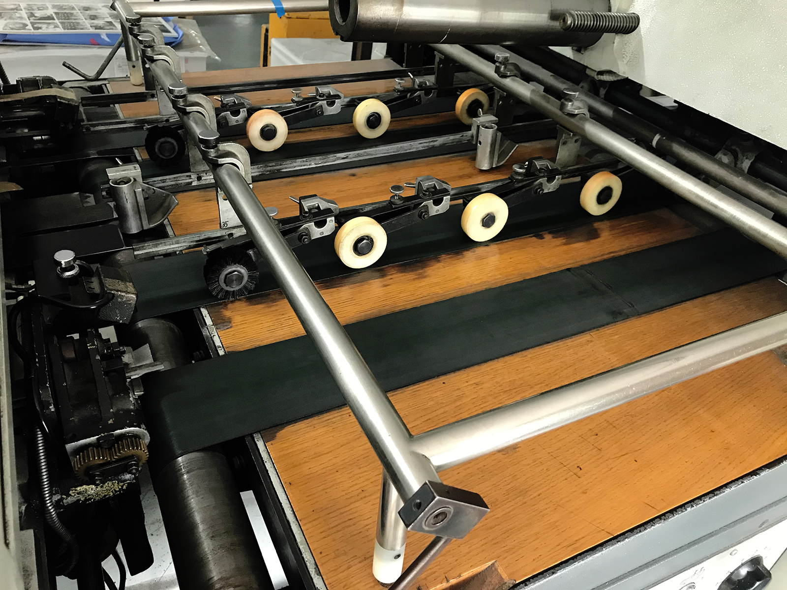 Vue rapprochée d’une machine offset en fonctionnement