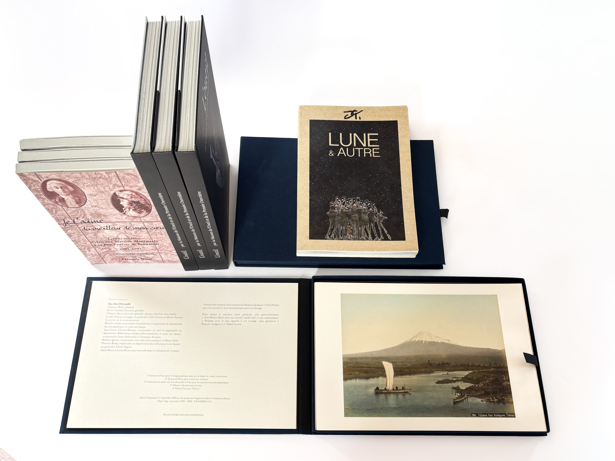 Brochures fraîchement imprimées alignées sur une table